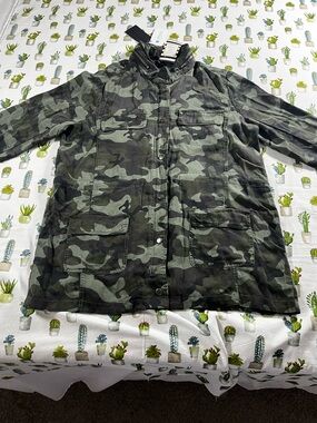 Dear John Women’s NWT Lightweight Jacket Size XL Camoflauge with hood/zip/snap